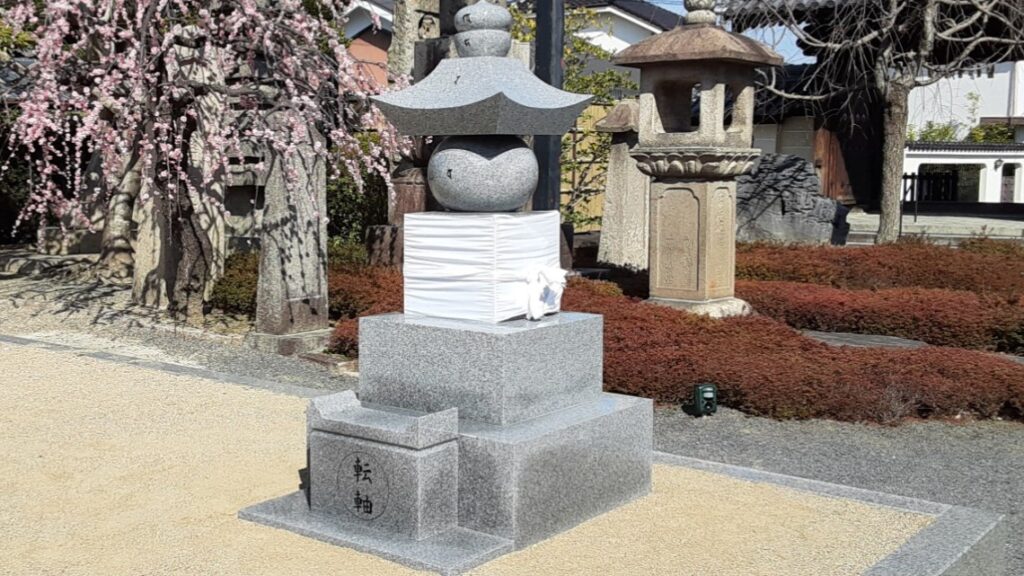 開眼を控えた供養塔