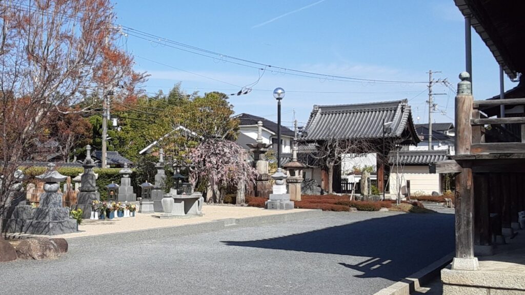 本堂の裏側にある供養塔の場所