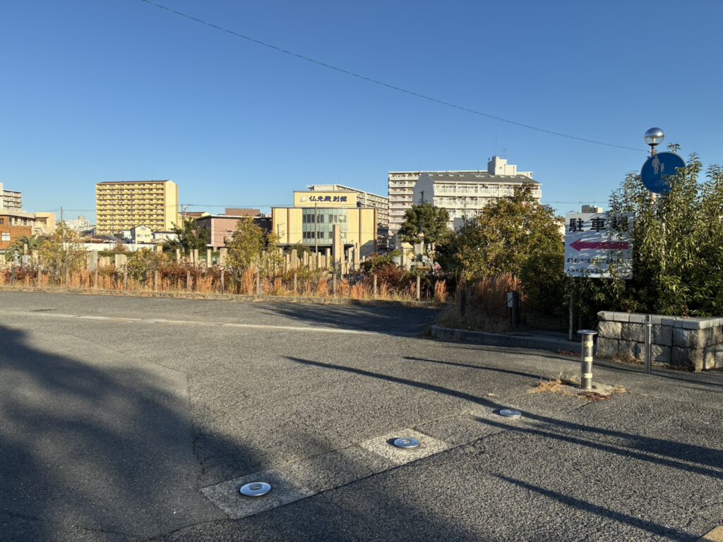 入口ゲートの手前にある駐車場