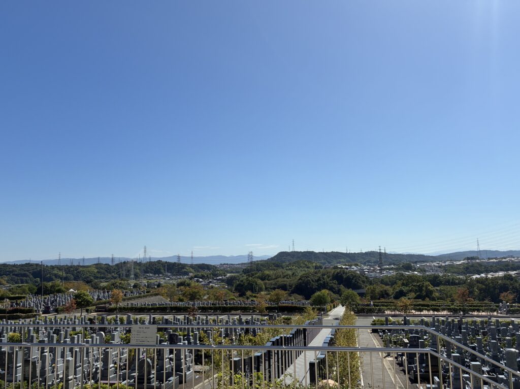 モニュメントの場所から見た園内と周辺の様子