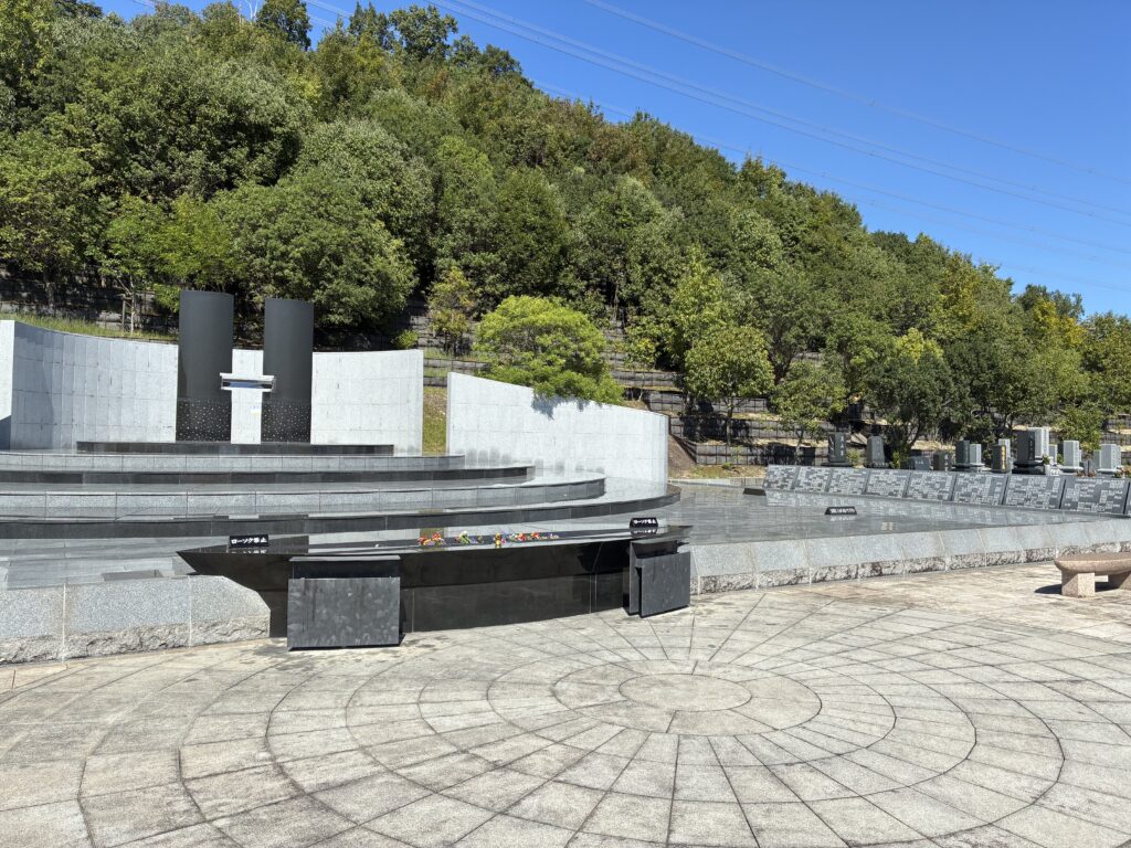 モニュメントと奥には記名板が見える