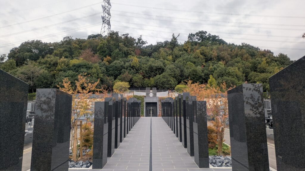 参道の両脇に記名板が設置されている