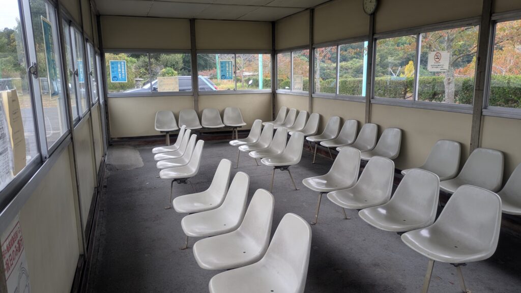 停留所にある待合室の様子