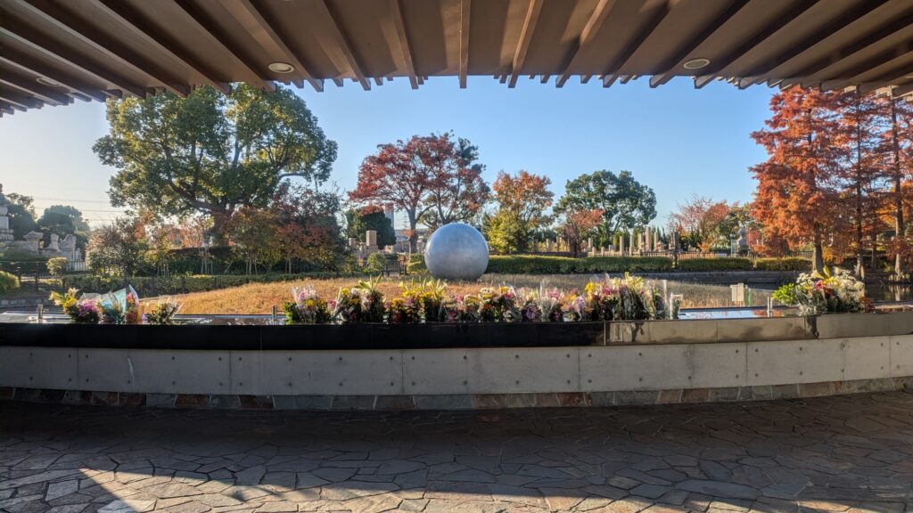 合葬式墓地のモニュメントと献花台