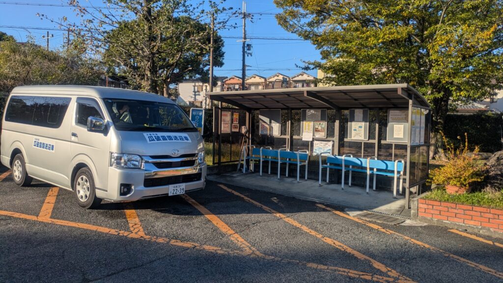 霊園入口のバス乗り場