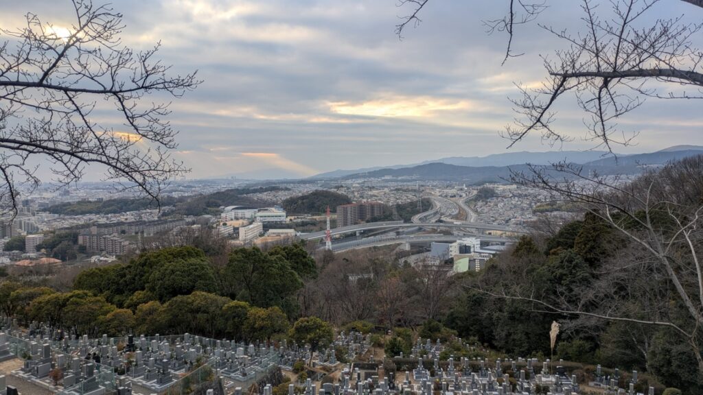 合葬式墓地からの眺め(名神高速道路が見える)