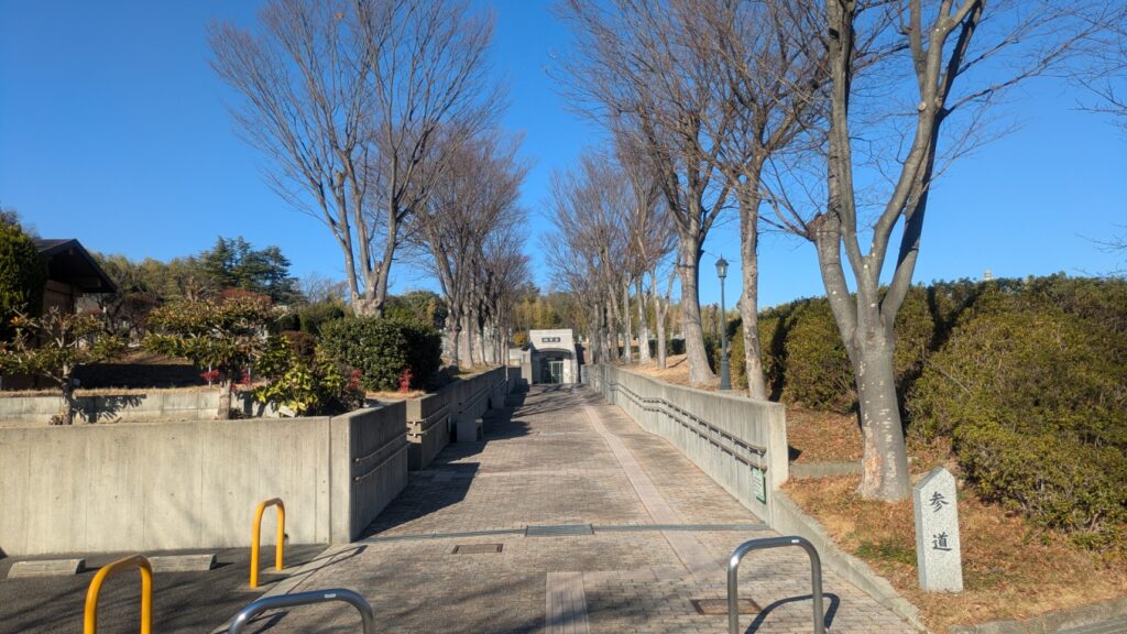 納骨堂への参道
